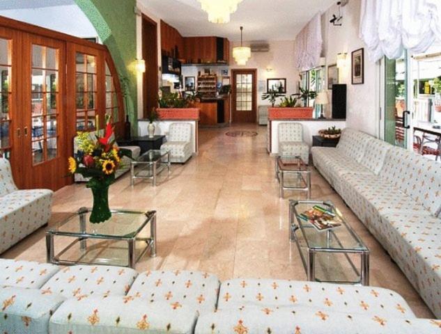 Hotel Saint Tropez Spa & Restaurant Лидо ди Савио Екстериор снимка