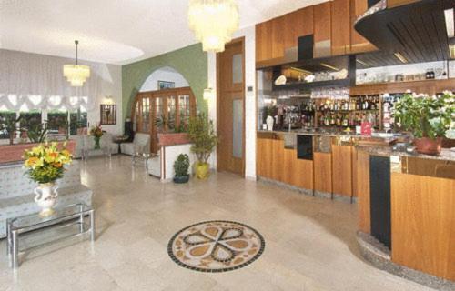 Hotel Saint Tropez Spa & Restaurant Лидо ди Савио Екстериор снимка