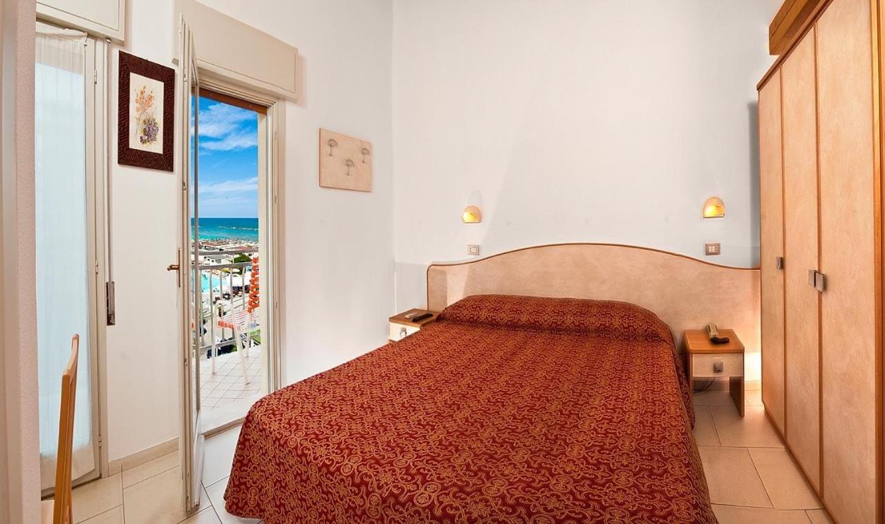 Hotel Saint Tropez Spa & Restaurant Лидо ди Савио Стая снимка
